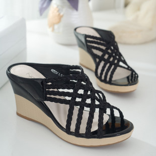 2011春夏款达芙妮细带塑料编织时尚坡跟女拖鞋凉鞋