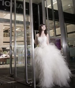 施华洛世奇水晶透明腰韩版婚纱礼服2011新款