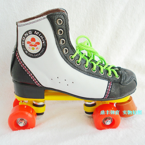 新品330 黑白经典双排溜冰鞋 轮滑鞋花样溜冰鞋 旱冰鞋 双排轮