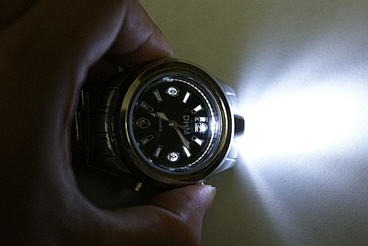 新款！时尚独特七彩灯手表 小电筒照明 男士钢带石英表 运动表