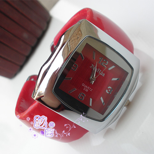 新款红色方形手表个性手镯表女式手表时装表休闲女表韩版时尚手表