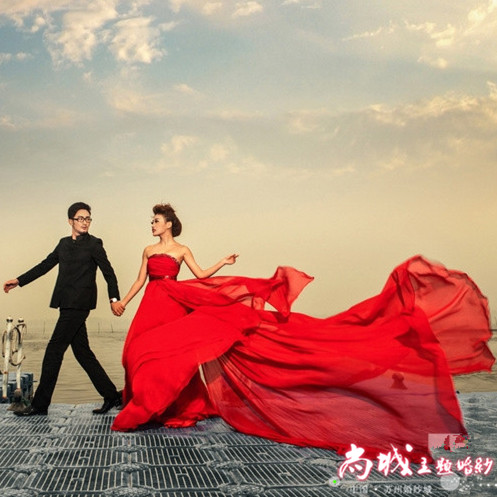 影楼服装 主题婚纱 红色雪纺 外景情侣 写真 中国风海景拍照拖尾