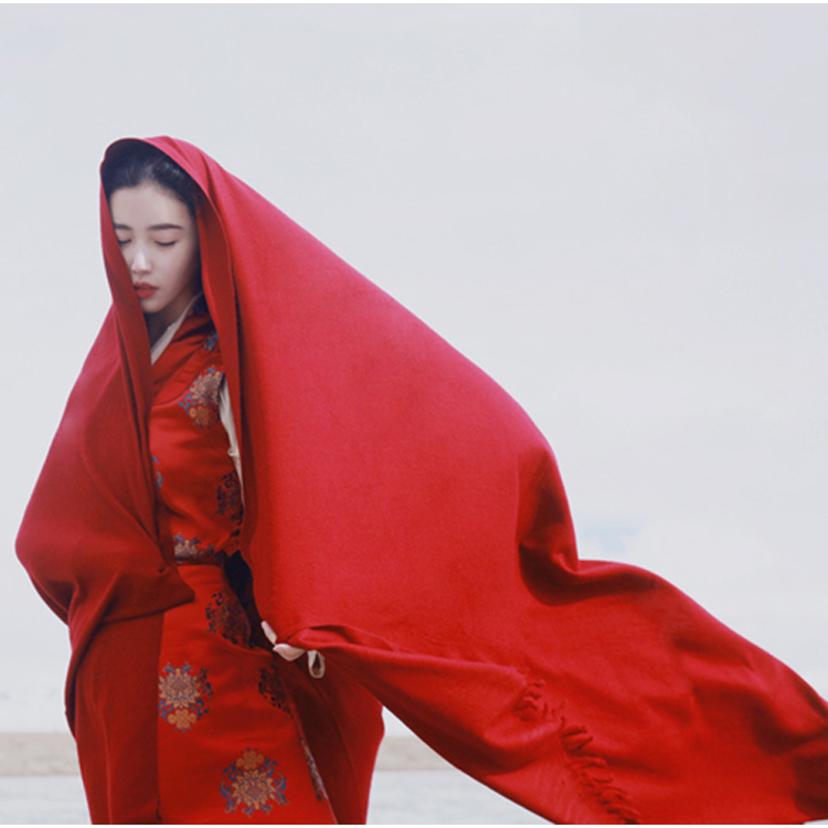 西藏青海湖草原旅游拍照必备秋冬季围巾女保暖加厚超大酒红色披肩