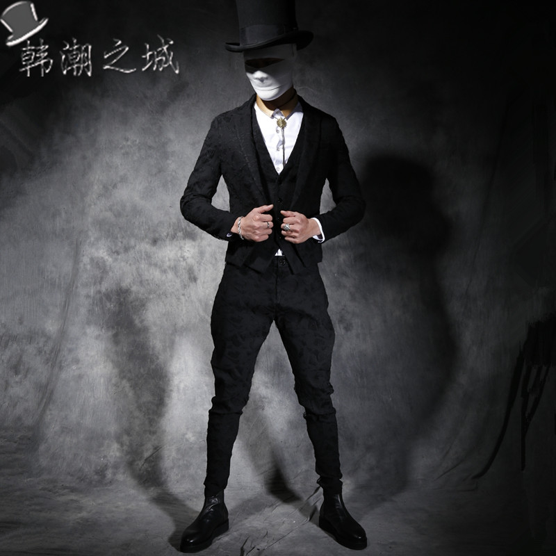 新款男士韩版修身西服套装三件套个性破丝暗花纹短款西装潮男套装
