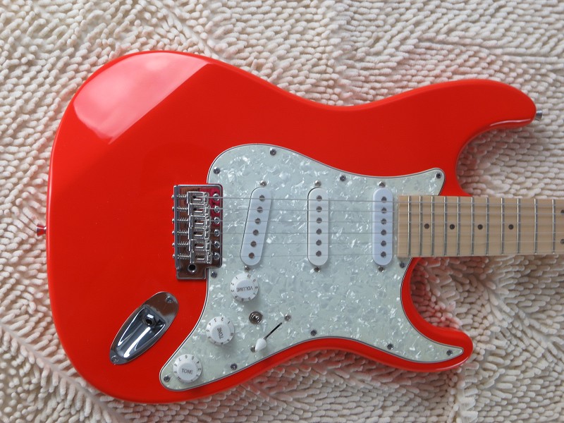 火鹰ST款22品电吉他 红色琴身白珍珠护板 枫木指板带红灯厂家直销