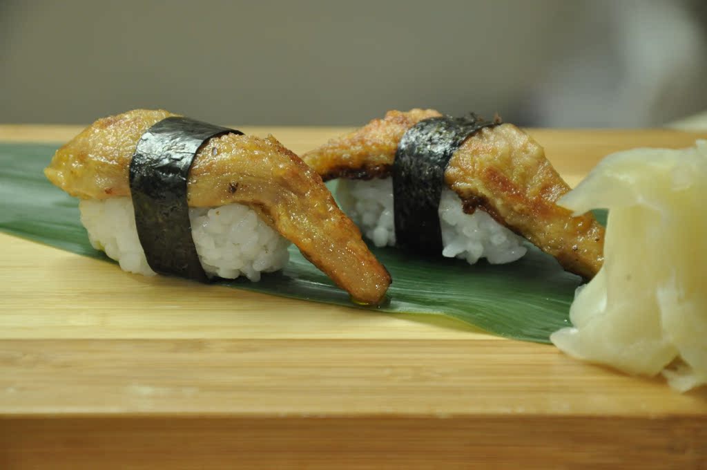 鹅肝寿司，每份两个，需加热食用才美味