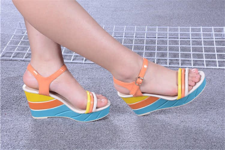 2017夏季新款皇妹专柜坡跟高跟防水台拼色大码超值女凉鞋