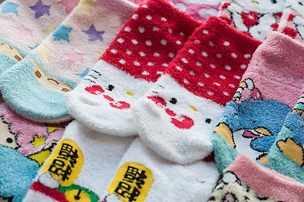 日本订单HELLOKITTY 超可爱 羽毛绒边女袜袜子