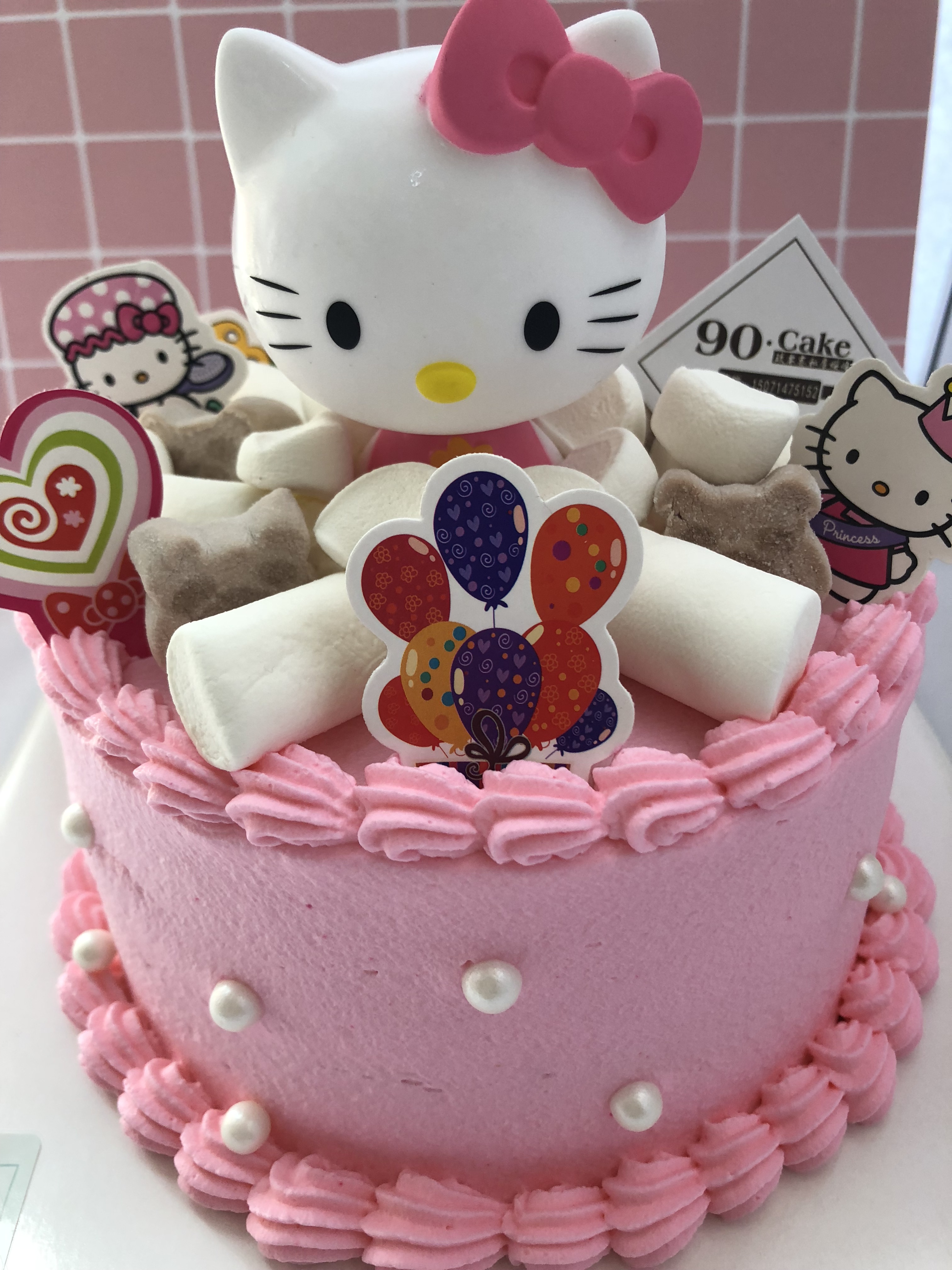 凯蒂猫卡通人物主题糖果吧，带生日蛋糕、纸杯蛋糕和粉红猫玩具 女孩的生日派对 编辑类图片 - 图片 包括有 烘烤, 照亮: 179216450