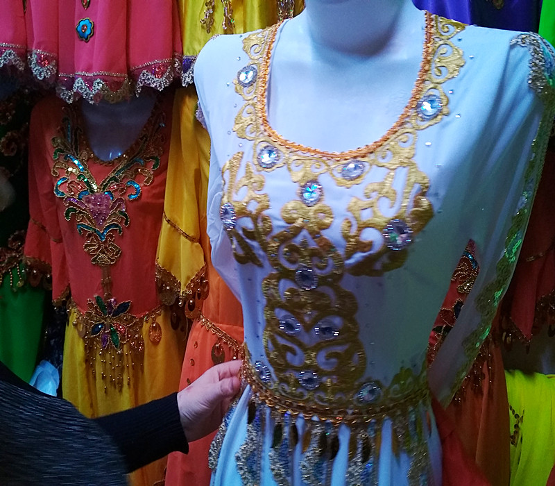 新款新疆维吾尔族特色专用舞蹈服装民族舞台服女款特价