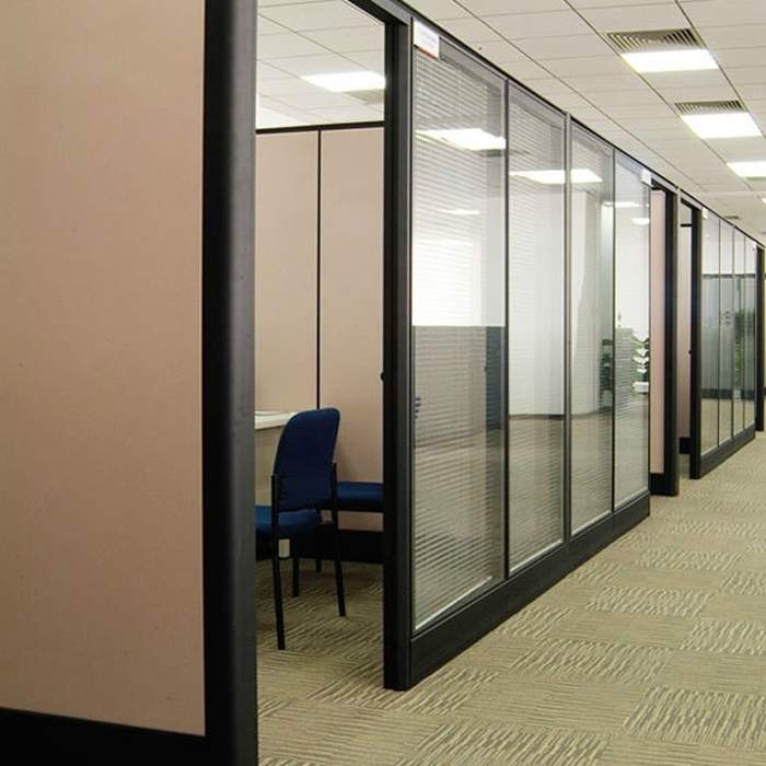 昆明办公高隔断 钢化玻璃隔断墙带百叶玻璃高隔断 办公室隔间屏风