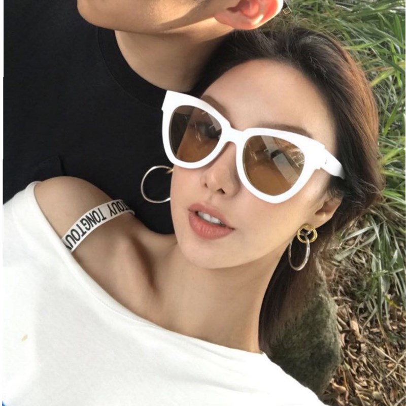网红kakaoo阿沁白色大框显瘦太阳眼镜旅游造型搭配单品条纹墨镜女
