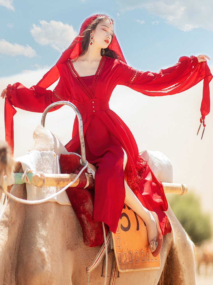 红色旅拍沙漠长裙旅游度假裙民族风复古显瘦连帽连衣裙