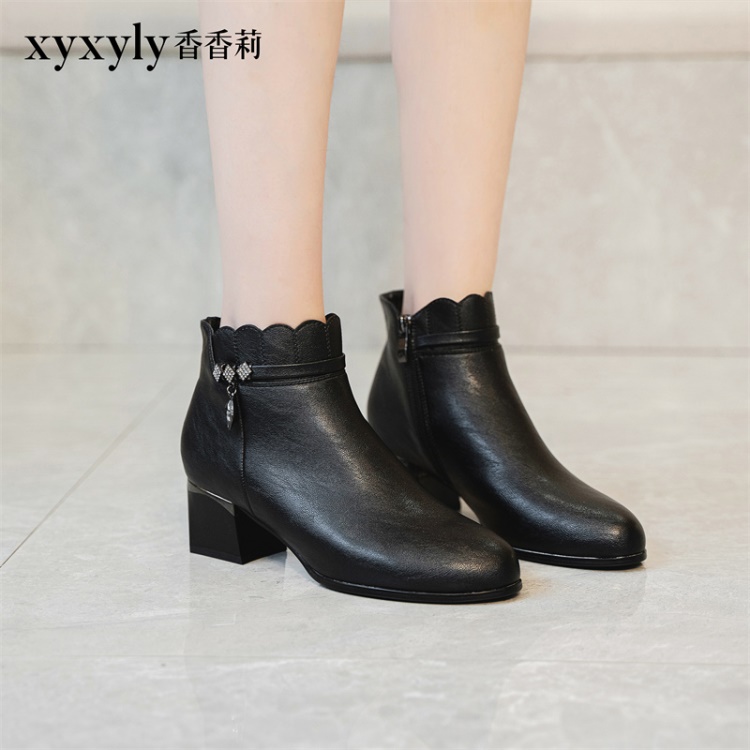 香香莉2021冬季新款加绒粗跟短筒时装女靴舒适中跟黑色靴子M68685