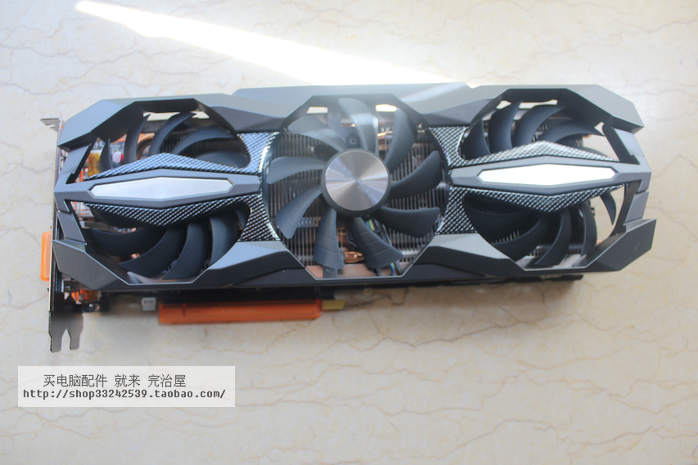 索泰Geforce GTX 1070 至尊PLUS 8G 256BIT 背板 10相供电 三风扇