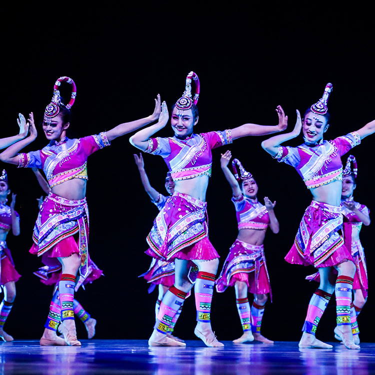 舞依恋厂家定制山哈女演出羌族民族舞蹈服装少数民族舞台表演服装
