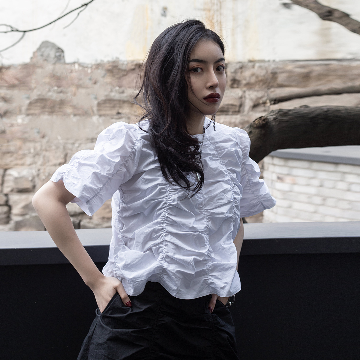 SIMPLE BLACK 2022夏季新品暗黑风韩版气质女士褶皱白色短袖T恤女