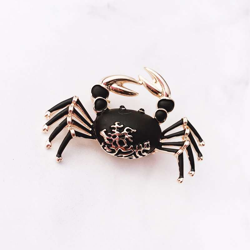 韩版时尚气质黑色螃蟹胸针复古金属花纹小领针高品质饰品质感别针